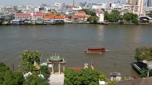 现代运输船在城附近的Bangkok阳光明媚的日子视频