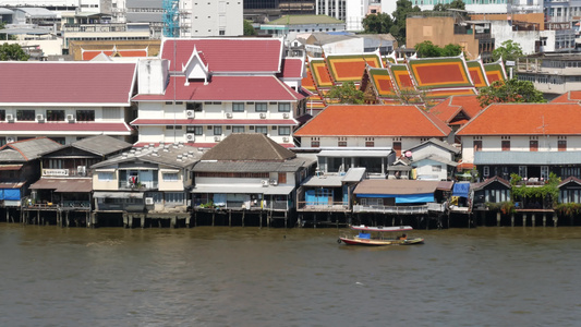 现代运输船在城附近的Bangkok阳光明媚的日子视频