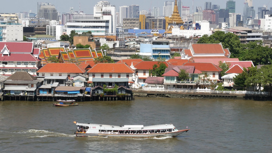 现代运输船在城附近的Bangkok阳光明媚的日子视频