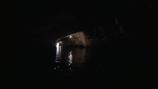 水流穿过河边长海湾的洞穴视频