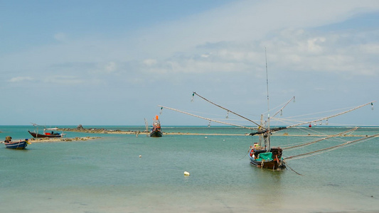 热带海洋沙滩有固定锚的木制传统多彩渔船靠近亚洲贫穷视频