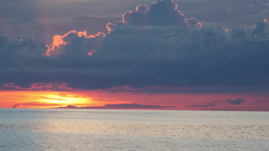 日落时在海中划船在多云的傍晚日落时分漂浮在平静海面视频