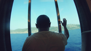 观光客从豪华船舱窗的风景看岸边游览旅游旅行度假夏季30秒视频