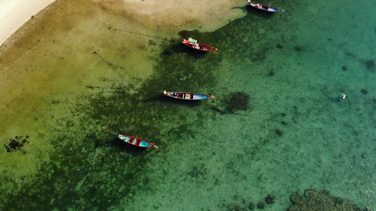 礁石附近的渔船漂浮在雄伟珊瑚礁附近蓝色海水上的渔船视频