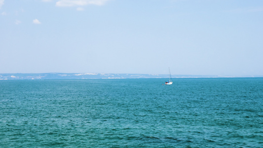 在海中乘着观光客的小船在海中航行视频