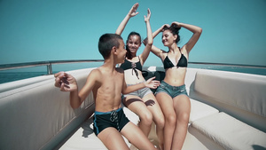 混族朋友团体在游艇游轮旅行中一起慢动作跳起舞30秒视频