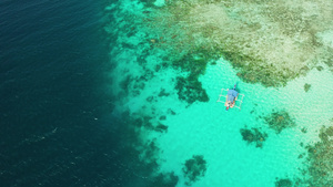 环礁湖中透明的蓝色海水22秒视频