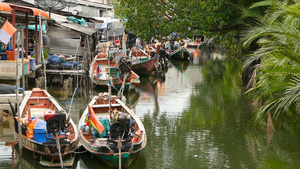 泰国卡农红树林河水渔村的小船传统17秒视频