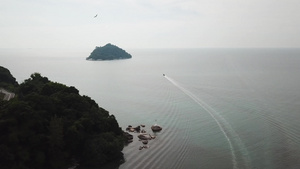 一艘快艇快速驶向远处小岛11秒视频