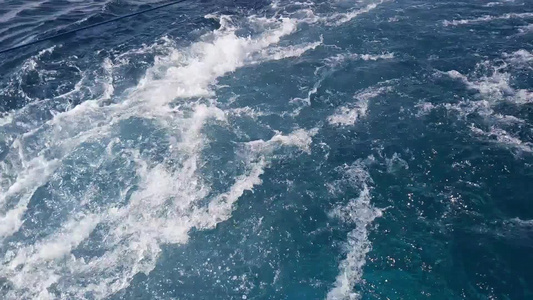 正在热带海洋上航行的大型豪华私人机动汽车游艇视频