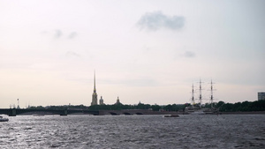 客船与游客在城市的一条河运河欣赏涅瓦河宫殿桥和彼得保罗13秒视频