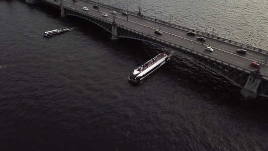 乘客轮在城市的一条河道上载着游客视频