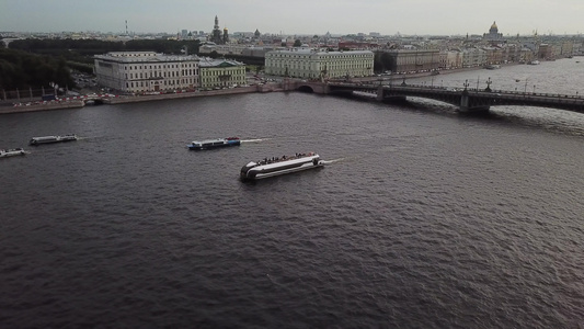 乘客轮在城市的一条河道上载着游客视频