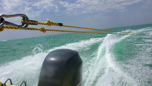 高速在公海上航行的游艇机动车船视频