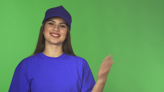 身着棒球帽和印有复制空间的T恤的华丽女工人视频