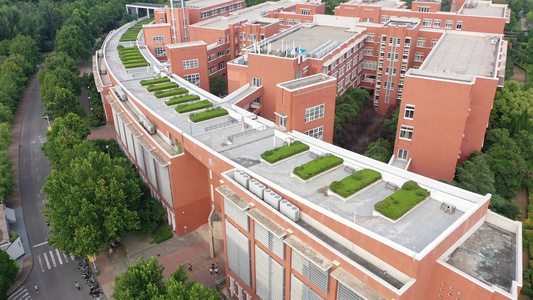 航拍郑州大学核心教学区教学楼弧形造型设计视频