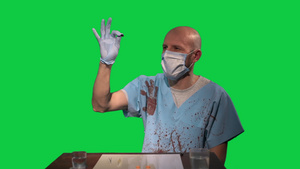 外科医生穿戴沾满血迹的面罩的外科医生持有红色药丸9秒视频