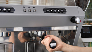 咖啡机安装过滤手柄4K18秒视频