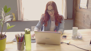 年轻女性自由职业者在电脑上工作10秒视频