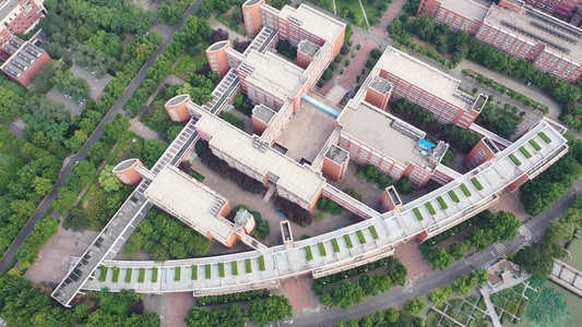 航拍郑州大学核心教学区教学楼弧形造型设计视频