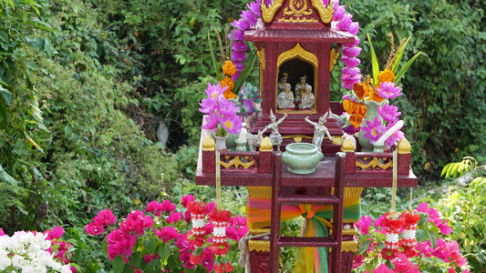 木制微型守护神屋小佛寺圣地五颜六色的花环Sanphra视频