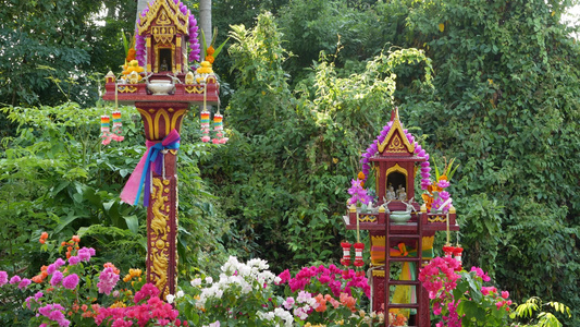 木制微型守护神屋小佛寺圣地五颜六色的花环Sanphra视频