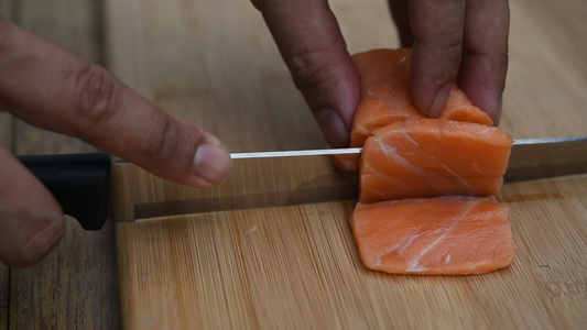 亚麻大厨切日本菜生鱼肉鲑鱼视频