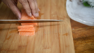 亚麻大厨切日本菜生鱼肉鲑鱼17秒视频