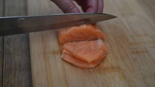 亚麻大厨切日本菜生鱼肉鲑鱼视频