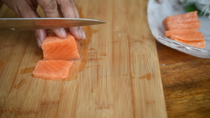 亚麻大厨切日本菜生鱼肉鲑鱼16秒视频