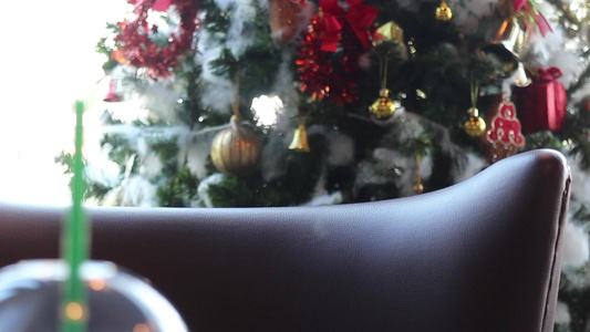 咖啡店装饰的圣诞装饰品视频