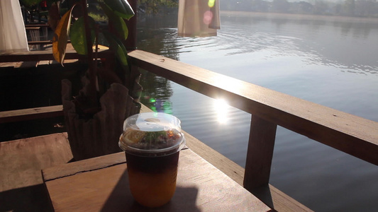 在水池咖啡厅的咖啡时间视频