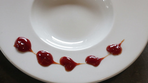 菜盘装饰上的红酱6秒视频