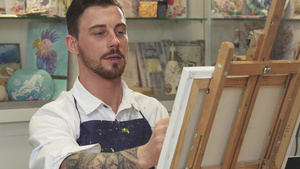 英俊的留胡子的男艺术家在艺术工作室画画9秒视频