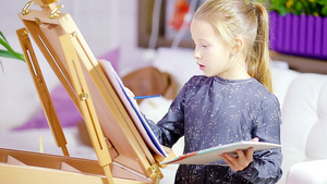 可爱的小女孩在室画一幅画32秒视频