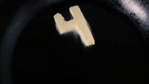 热锅熔化数字造型的黄油13秒视频