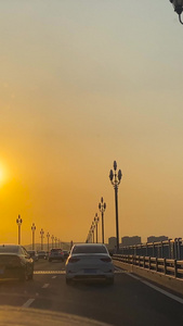 实拍私家车车窗外风景夕阳车流视频