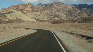 前往美国加利福尼亚州艺术家调色板大道死亡谷的公路旅行12秒视频