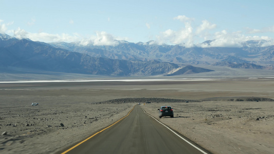 前往美国加利福尼亚州艺术家调色板大道死亡谷的公路旅行视频