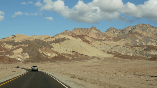 前往美国加利福尼亚州艺术家调色板大道死亡谷的公路旅行视频