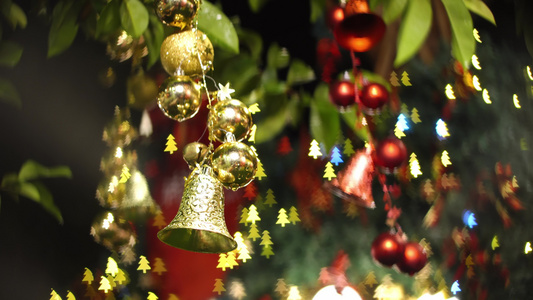 圣诞装饰在树上的钟声和球声视频
