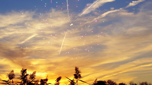 包括乌云天空的日落从庆祝假日放烟火独立日July4thy视频