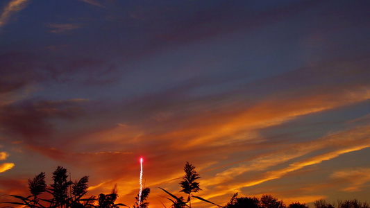 传统庆祝节日美丽多彩的烟花与戏剧性的夕阳之夜视频