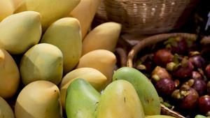 乡村摊位上各种新鲜成熟的水果和蔬菜15秒视频