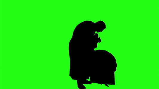 被绿色屏幕拥抱的人的轮廓视频