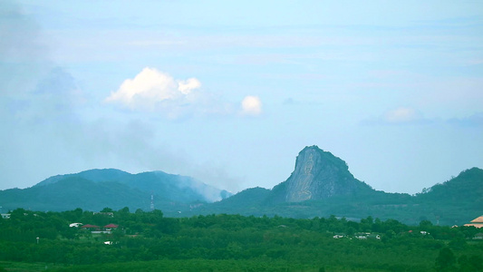 在悬崖和山地背景上闪着烟雾视频