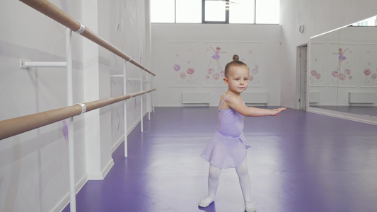 在芭蕾学校跳舞时穿白领小芭蕾舞的可爱小芭蕾女郎视频
