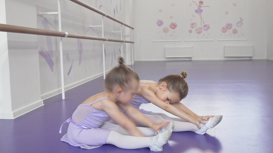 可爱的小芭蕾舞女郎在舞蹈学校一起跳起舞来视频