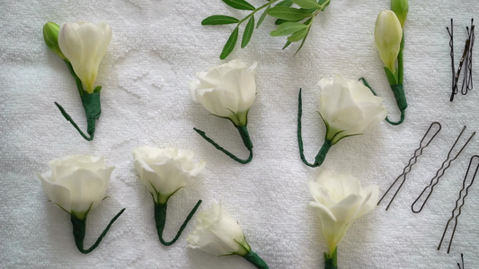 白玫瑰花用于发型新娘的婚礼风格美容师视频