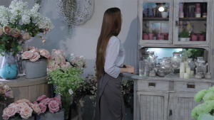 女花店在她的花店检查鲜花11秒视频